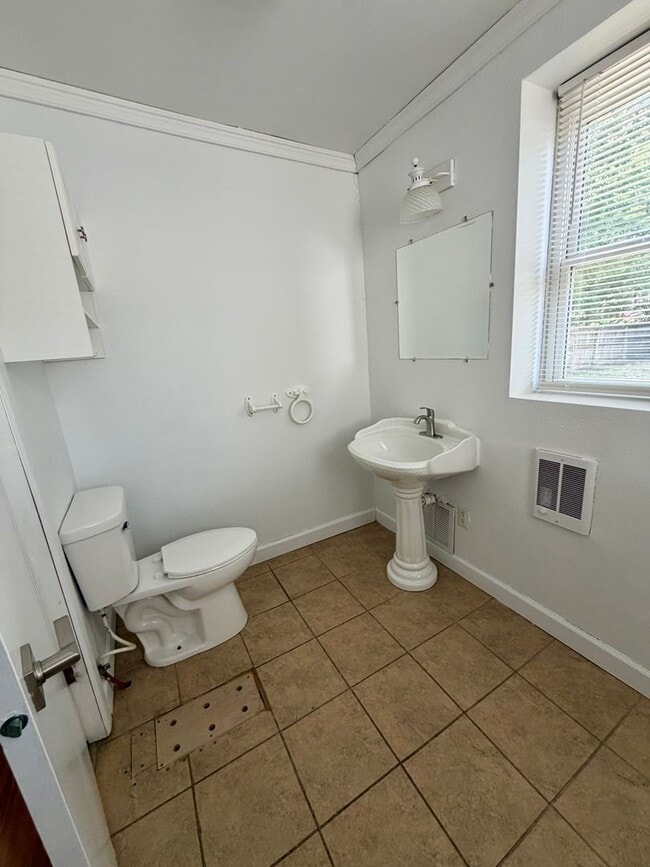 Building Photo - 3 Bed/1.5 Bath House For Rent with 2 Car Garage!