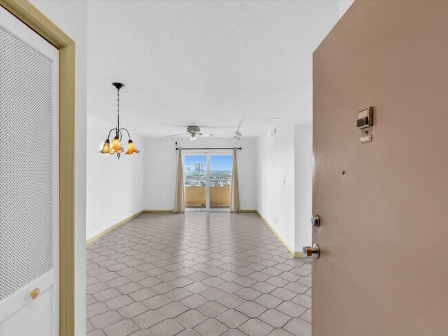 Building Photo - 900 NE 18th Ave