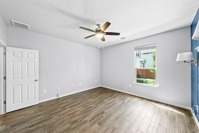 Building Photo - 5002 Plum Peach Bend