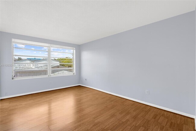 Building Photo - 1300 NE 191st St