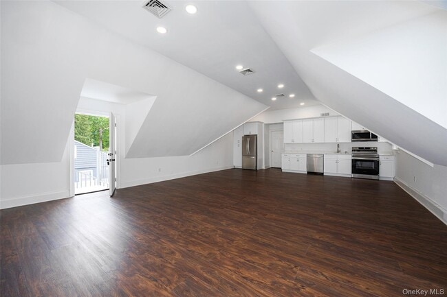 Primary Photo - 42 Beechwood Ave