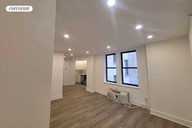 Building Photo - 45 W 81st St