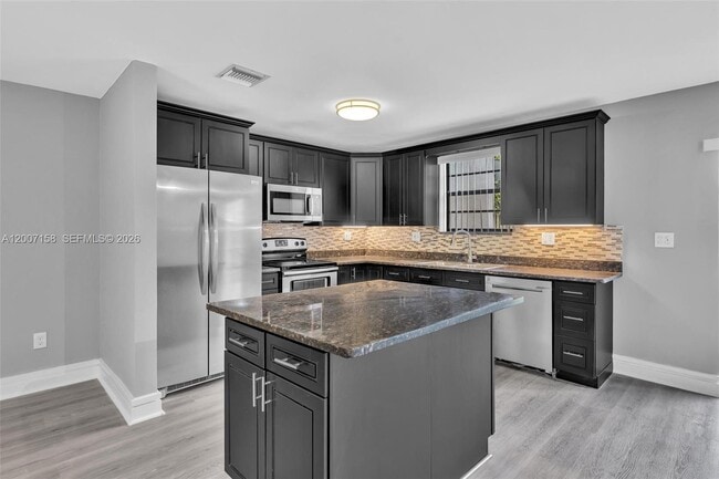 Building Photo - 14212 NE 4th Ave