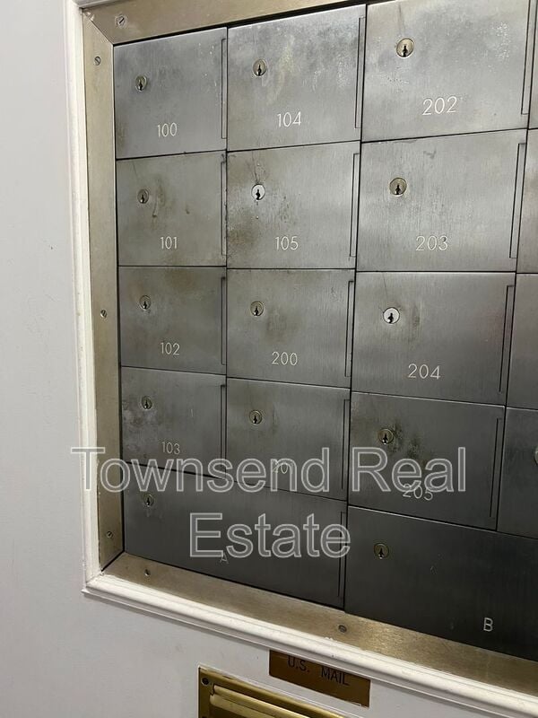 Building Photo - 1100 Clarendon St