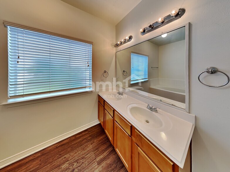 Building Photo - 28726 Hidden Cove Dr