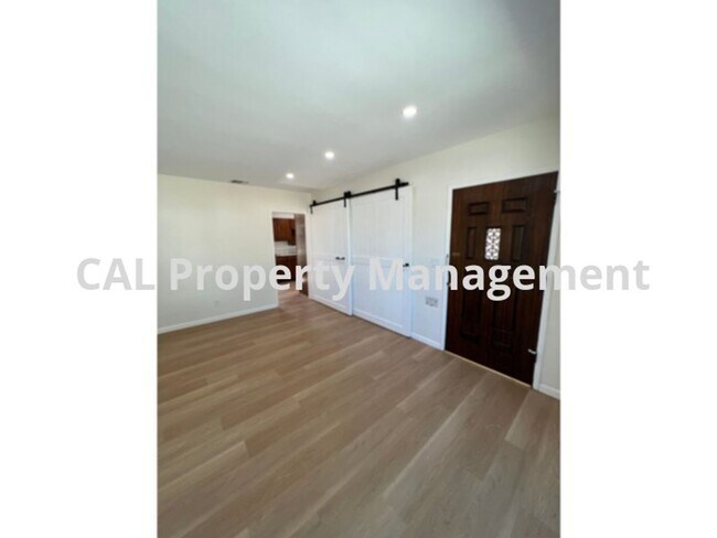 Building Photo - 2125 N Screenland Dr