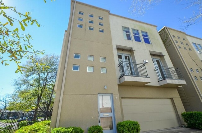 Building Photo - Stylish Corner Townhome Steps from Parks, Dining & Shopping