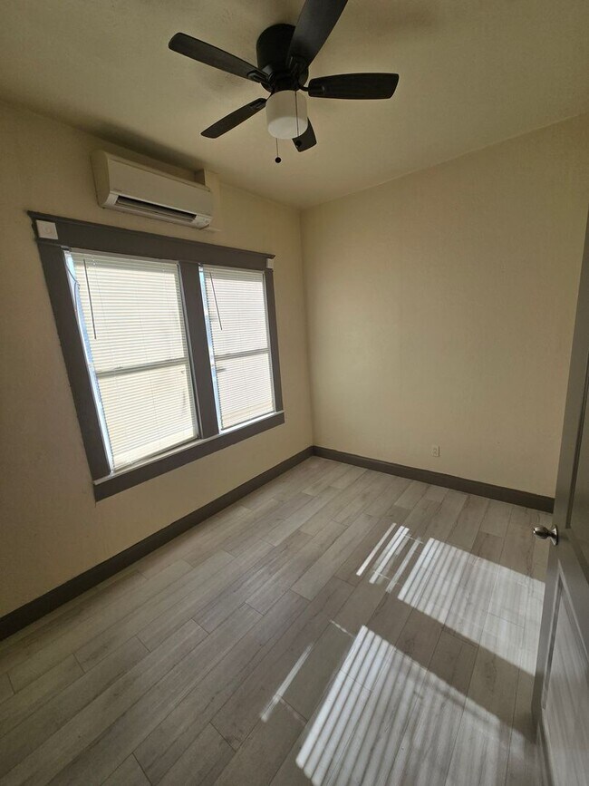 Building Photo - CHARMING AND UPDATED 2 BEDROOM 1 BATH.  MO...