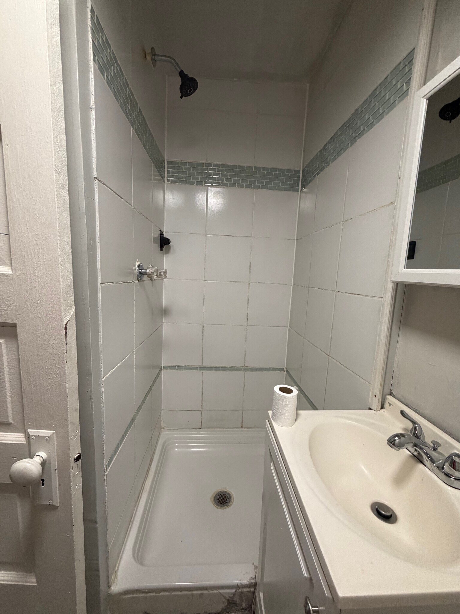 bathroom 1 - 1305 Airbrake Ave