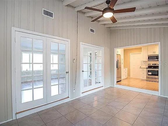 Building Photo - 622 Myrtle Way S