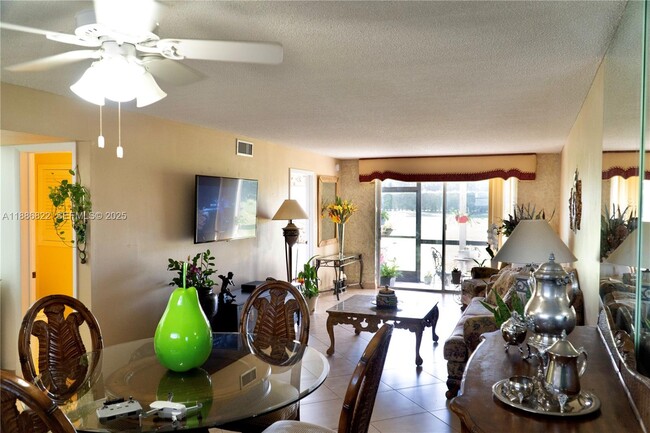 Building Photo - 9820 S Hollybrook Lake Dr