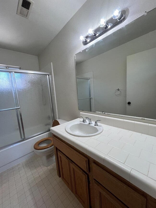 Building Photo - 763 E Robin Ln