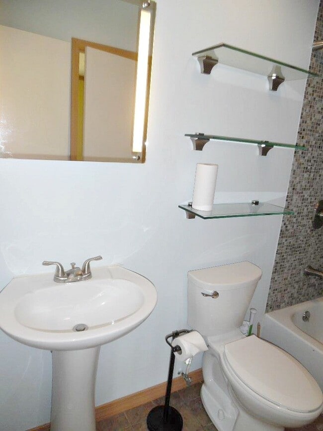 Building Photo - Great Curb Appeal, Location, and Price!