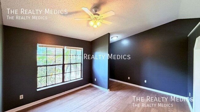 Building Photo - 104 E Osceola St