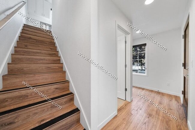 Building Photo - Sleek 3-Level Townhome in Hosford-Abernethy – Pet Friendly with W/S/G Included!