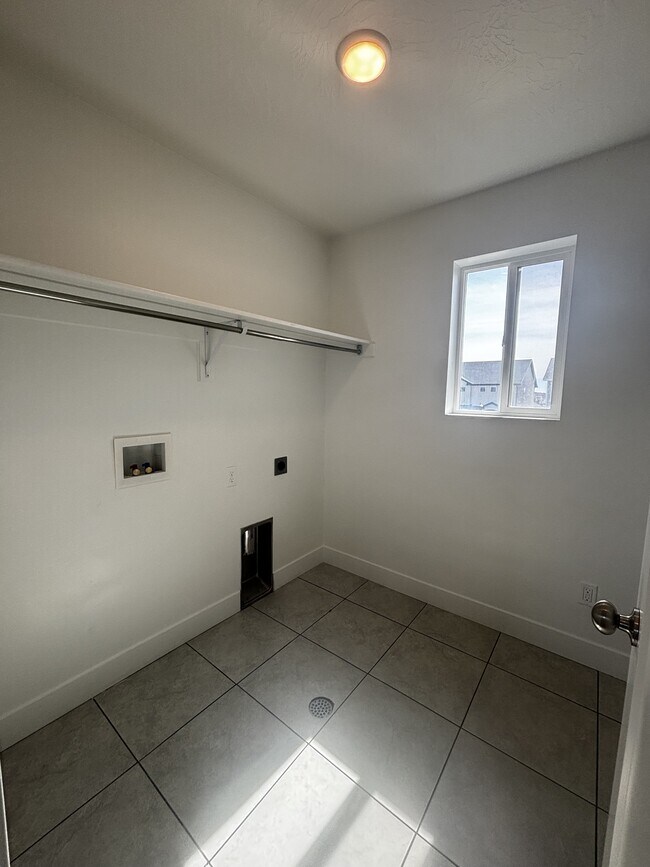 Building Photo - 1373 E Bell Buoy Way