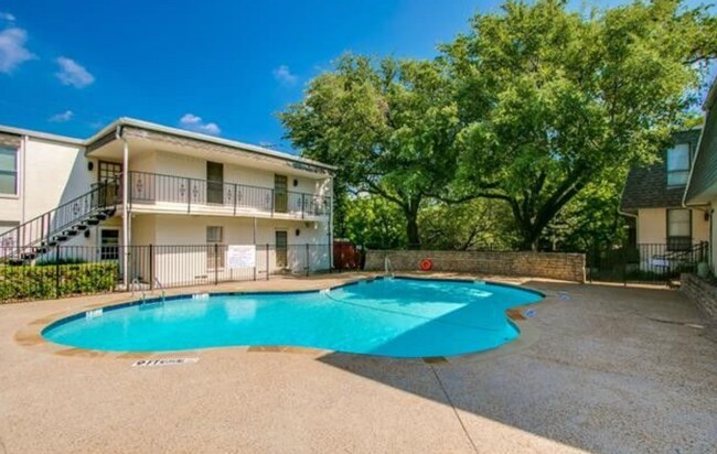 Building Photo - 902 S Weatherred Dr