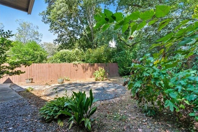 Building Photo - 2238 Ridgedale Rd NE