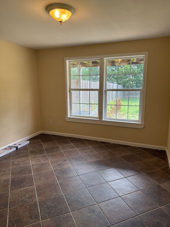 Building Photo - Charming Townhome, Prime Location, Cozy Li...