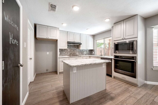 Building Photo - "Beautifully updated 3-Bed 2-Bath home Wit...