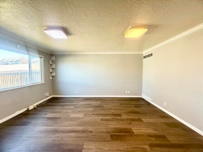 Building Photo - 1334 Sudbury Ave