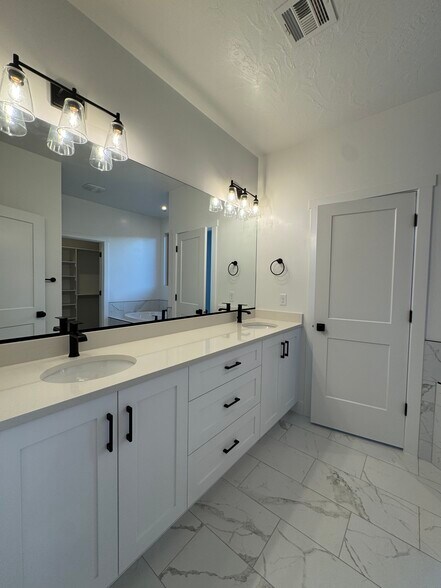 Building Photo - 1603 E Dihedral Dr