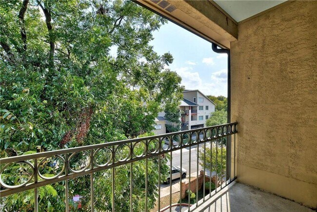 Building Photo - 1910 Robbins Pl