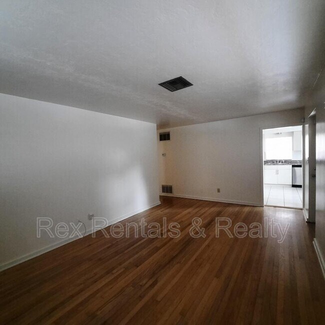 Building Photo - 834 38th Ave N