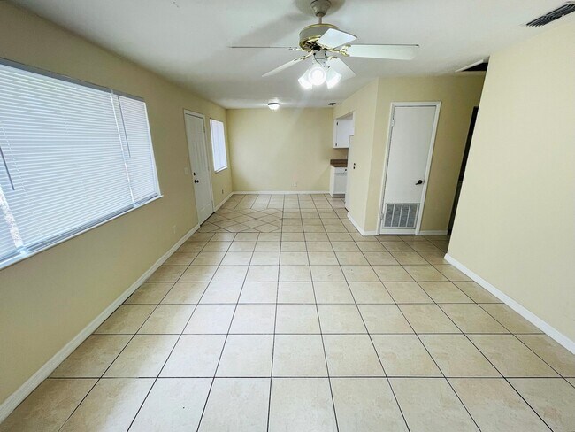 Living room - 2710 Fern Palm Dr