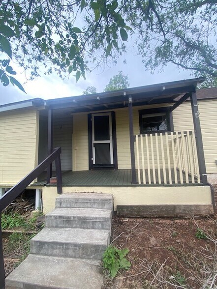 Building Photo - 810 Midland Ave