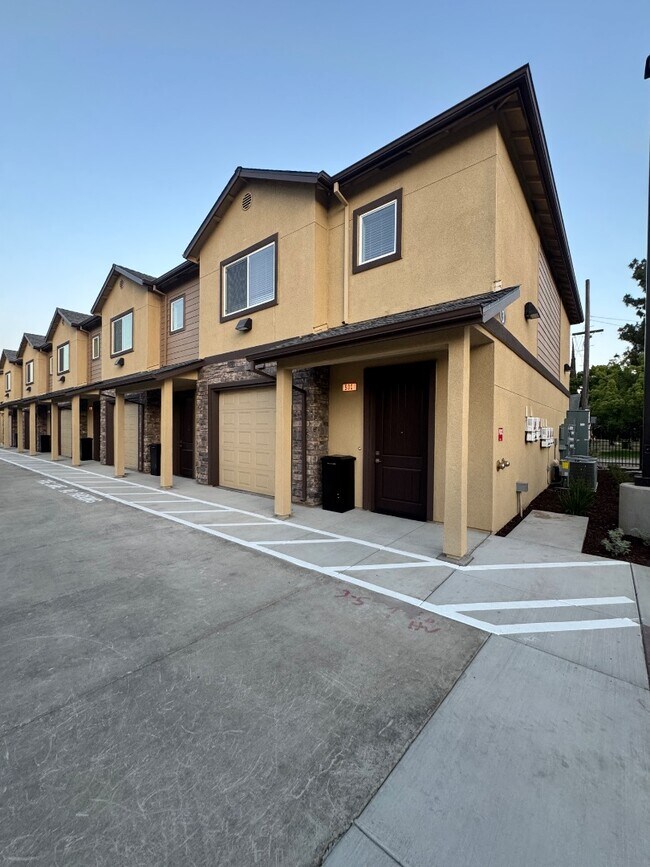 Building Photo - 908 N Olive Ave