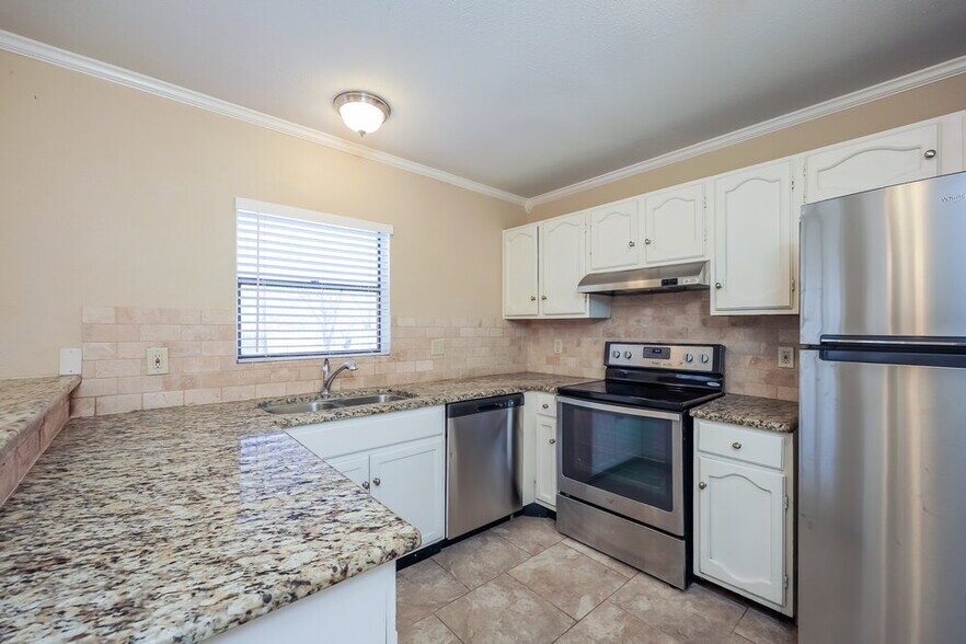 Building Photo - 7531 Lago Frio