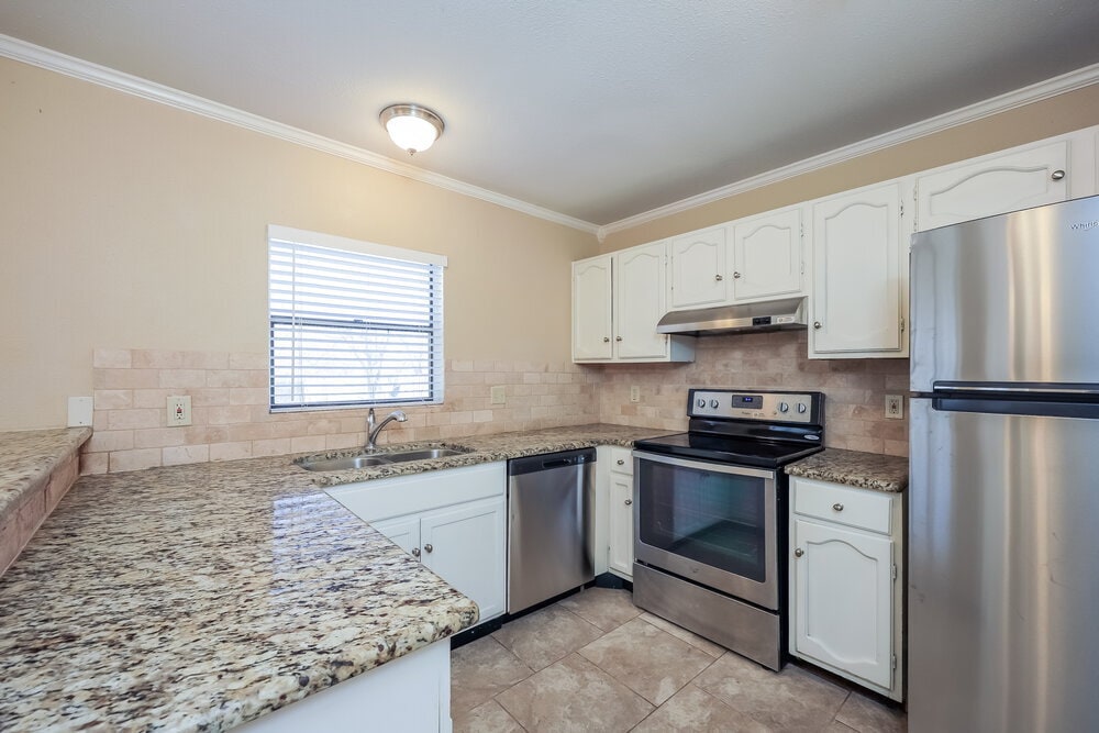 Building Photo - 7531 Lago Frio