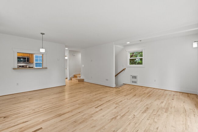 Building Photo - 910 N 74th St