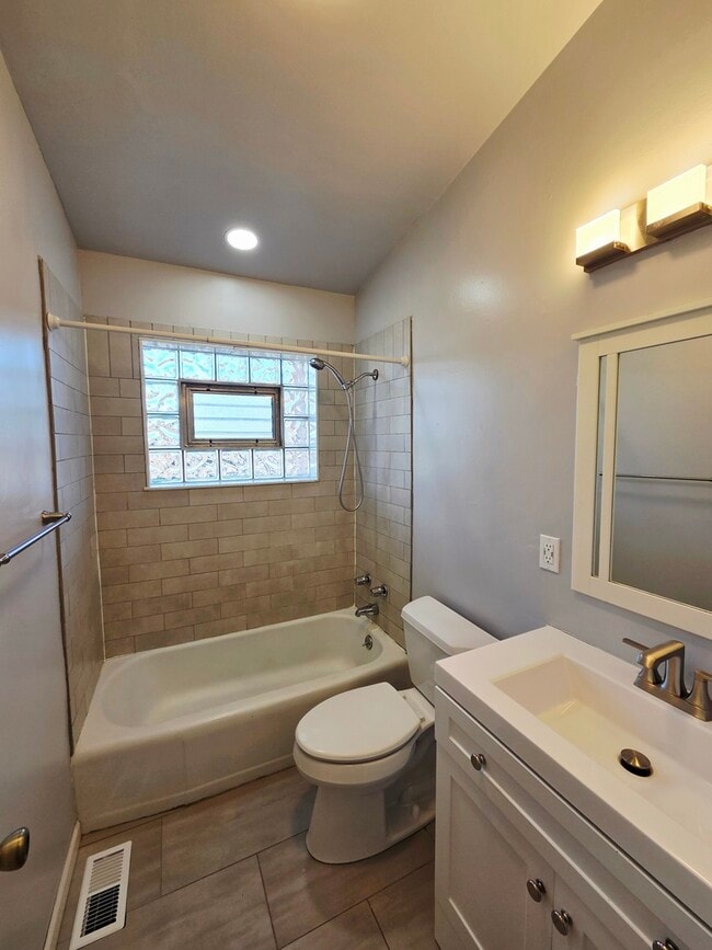 Building Photo - 828 Lavergne Ave