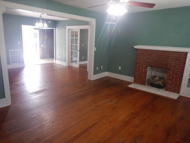 Building Photo - 3 Bedroom 2 Bath house on level lot. Pet Friendly