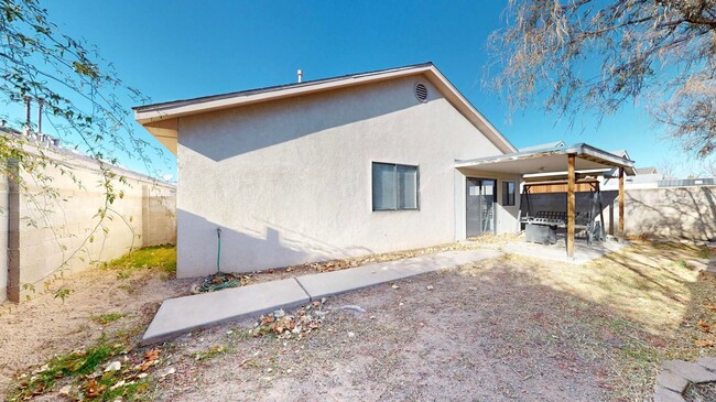 Building Photo - 7/Bar COORS 3 Bedroom  2 Bath  with garage