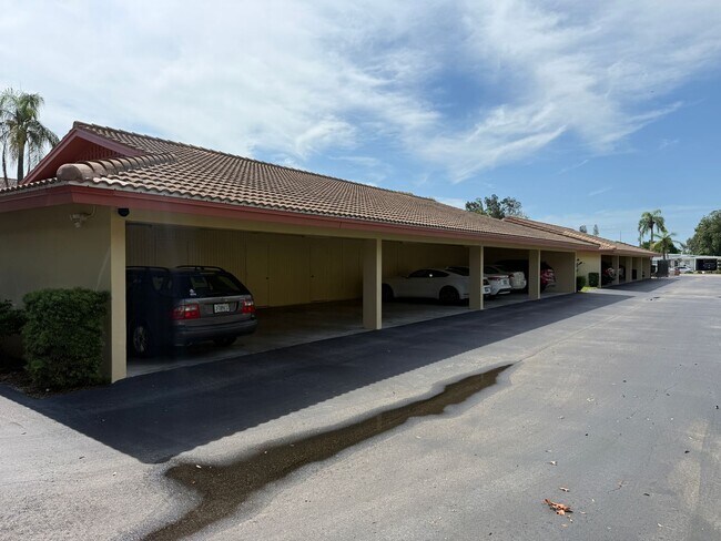 Building Photo - 2 Bedroom 2 Bath Ground Floor Condo Centra...