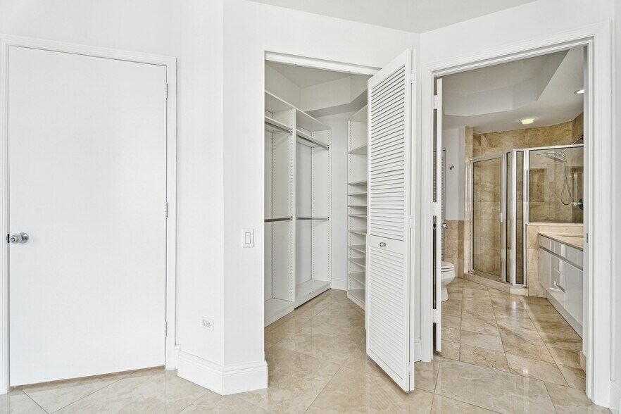 Building Photo - 808 Brickell Key Dr