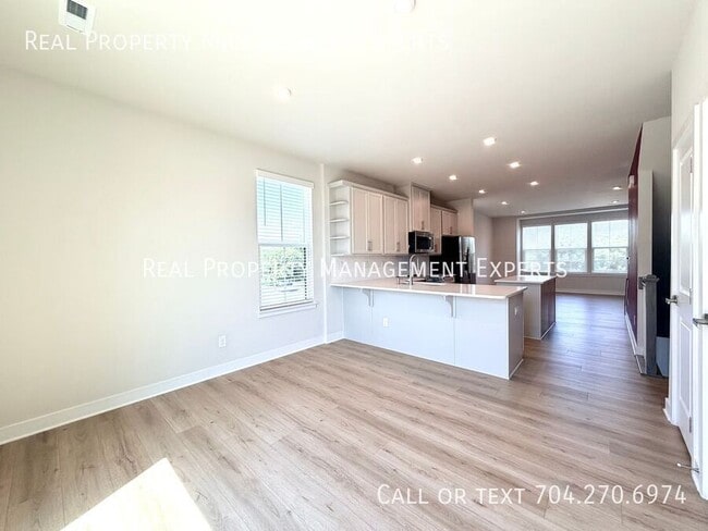 Building Photo - 2841 Statesville Ave
