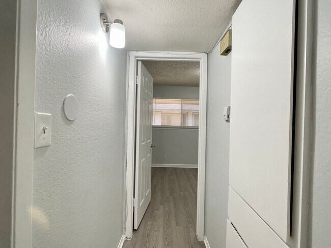 Building Photo - 2/1 Duplex in North Austin