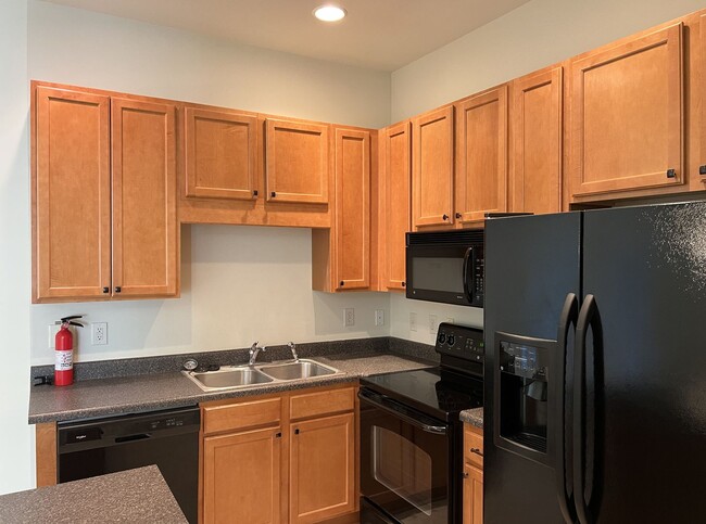 Building Photo - Townhouse For Rent