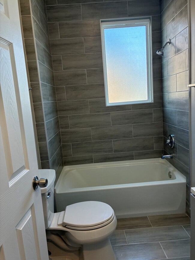 Building Photo - 1542 Victoria Ave