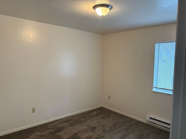 Building Photo - Large 4 bedroom cabin with fireplace