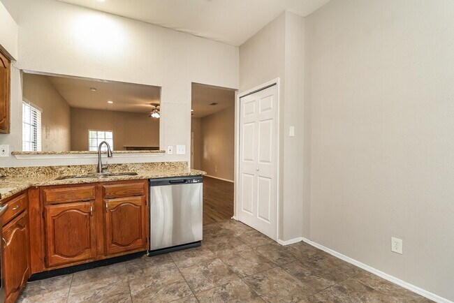 Building Photo - 1439 Colborne Dr