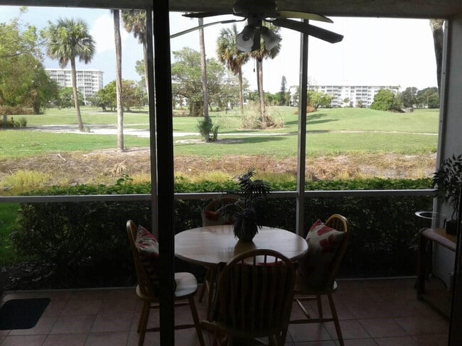 Building Photo - 3051 S Palm Aire Dr