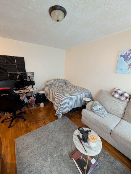Building Photo - 364 Riverway
