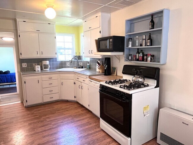 Building Photo - Fully Furnished- 2 bedroom/ 2 bathroom in Seacliff neighborhood walking distance to the beach