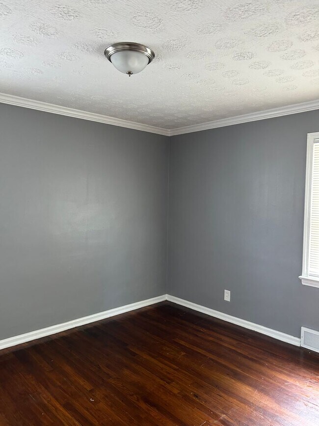 Building Photo - Spacious 3-Bedroom, 2-Bath House in South Euclid