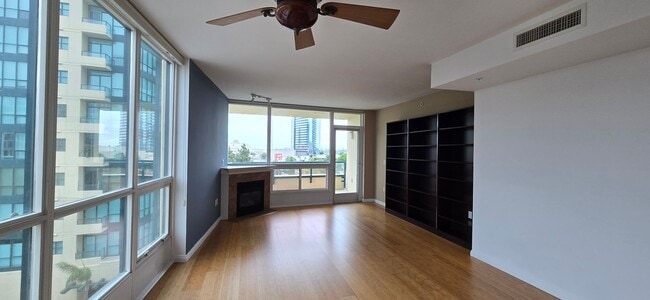 Building Photo - Modern 2 Bed, 2 Bath Condo in the Heart of...